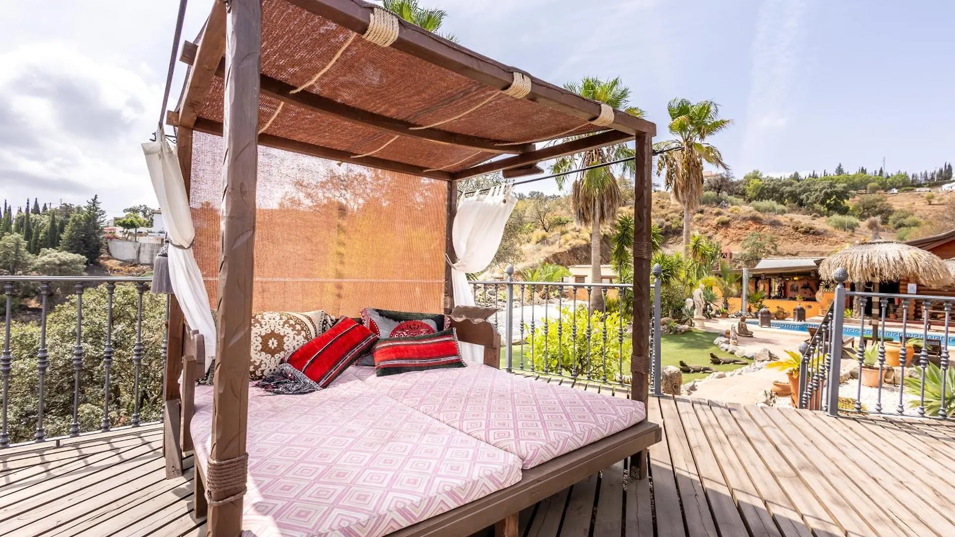Luxurious Private Cabin Pool Hottub & Fireplace Malaga Holiday home