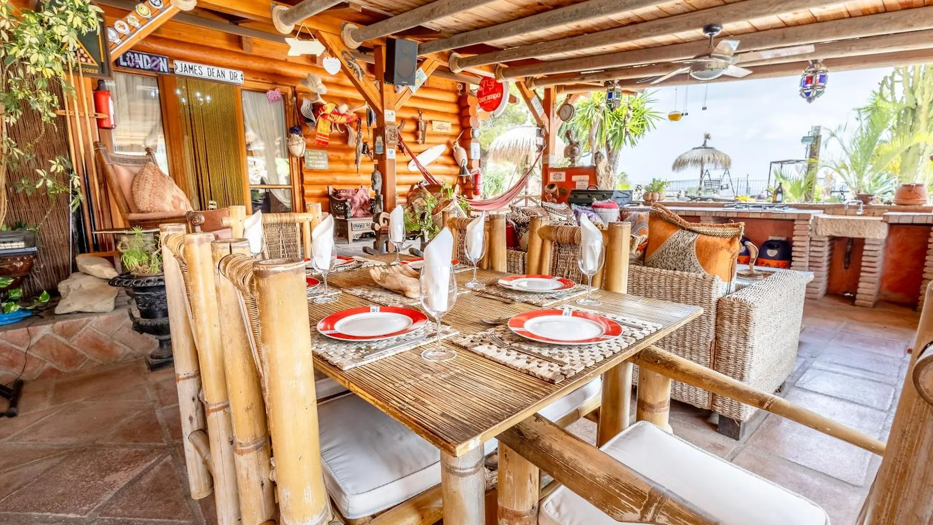 Luxurious Private Cabin Pool Hottub & Fireplace Malaga Holiday home